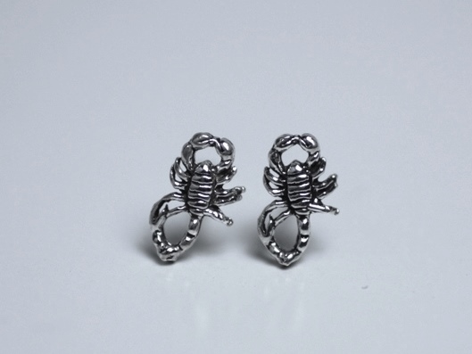 シルバーミニピアス　サソリ