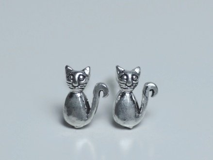 シルバーミニピアス　ネコ