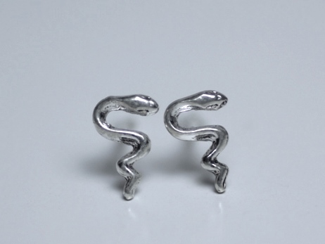 シルバーミニピアス　ヘビ