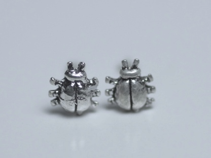 シルバーミニピアス　クワガタ