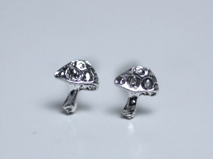 シルバーミニピアス　キノコ